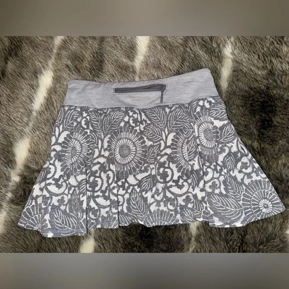 Lululemon 2 Floral Gray shorts Skirt tennis Run In The Sun Beachy Floral White - Picture 4 of 10